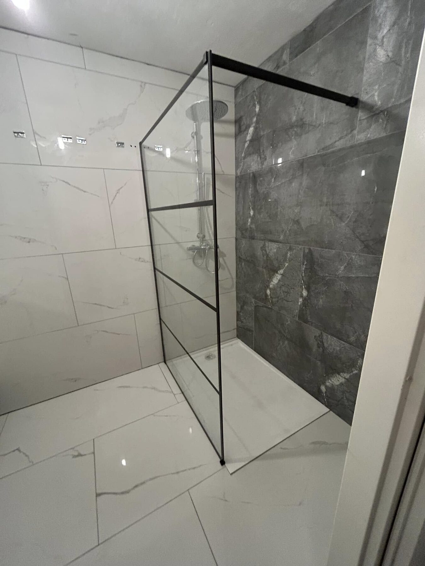 Bathroom in marble look with an anthracite feature wall, Nieuwegein area