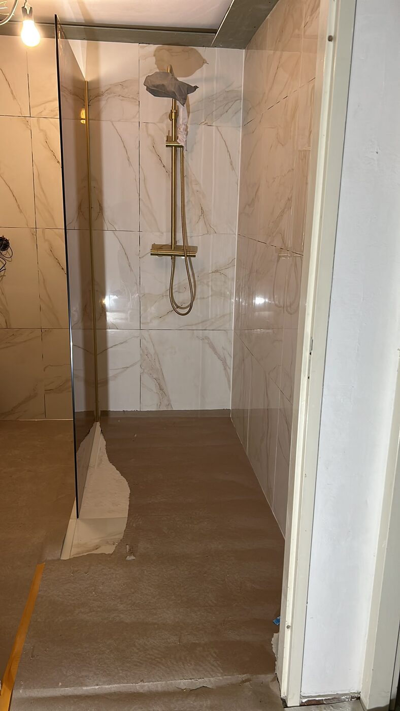 Bathroom in marble look with gold in Nieuwegein area, photo 2 of 5