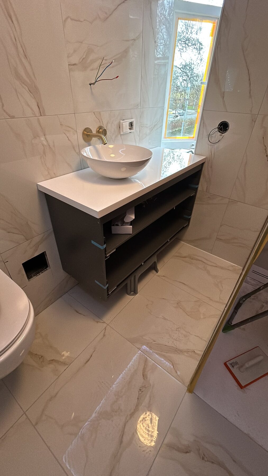 Bathroom in marble look with gold in Nieuwegein area, photo 1 of 5