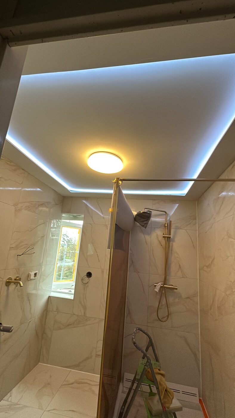 Bathroom in marble look with gold in Nieuwegein area, photo 3 of 5