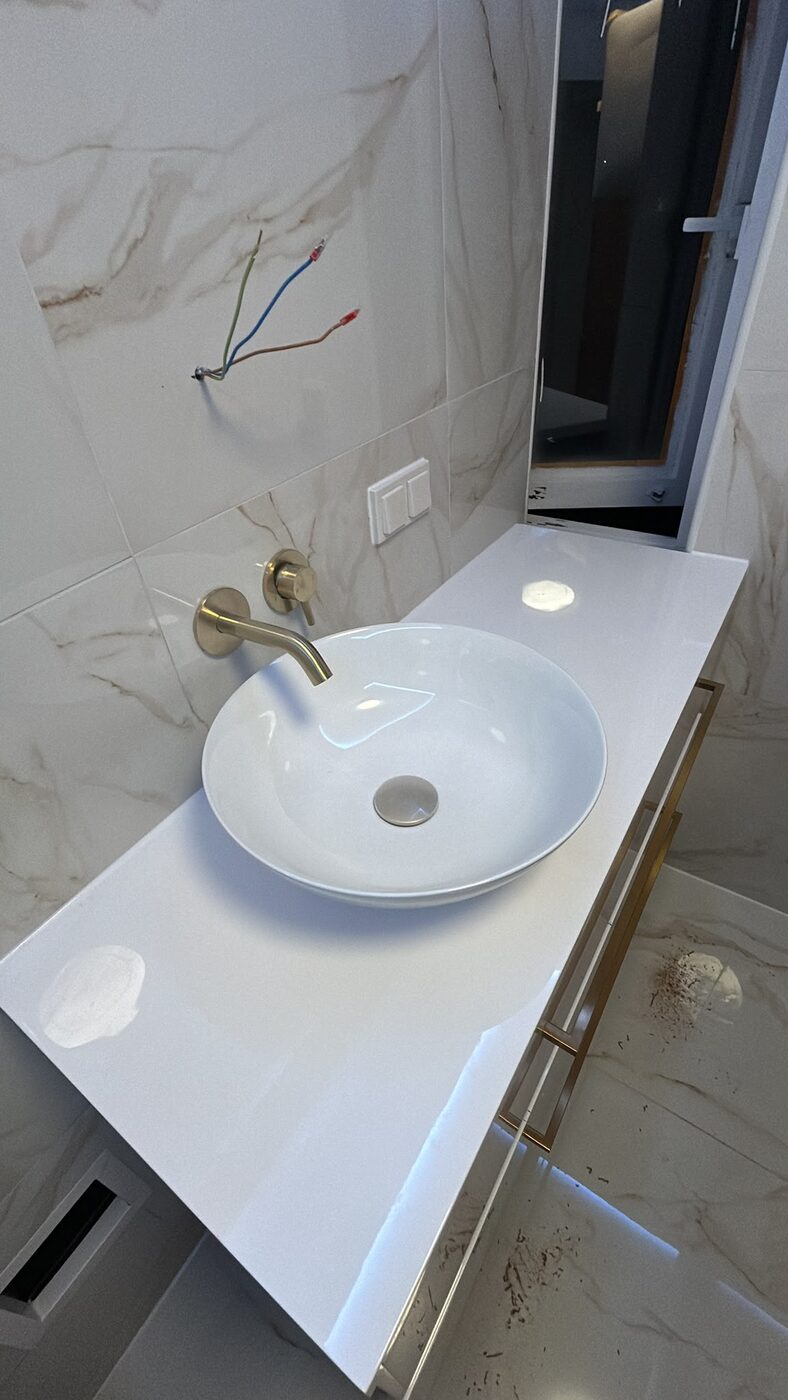 Bathroom in marble look with gold in Nieuwegein area, photo 4 of 5