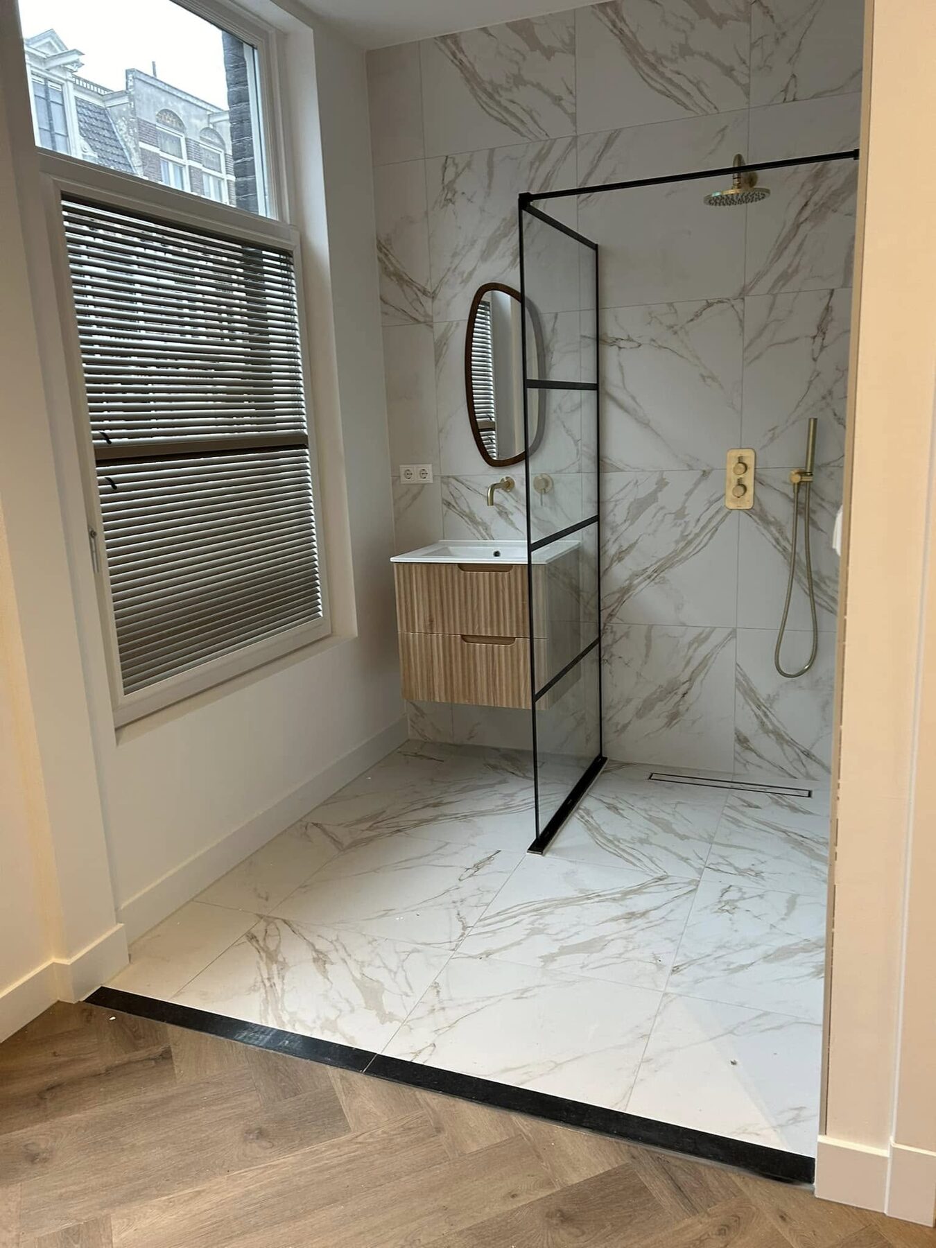 Open walk-in shower in marble look with gold, Nieuwegein area