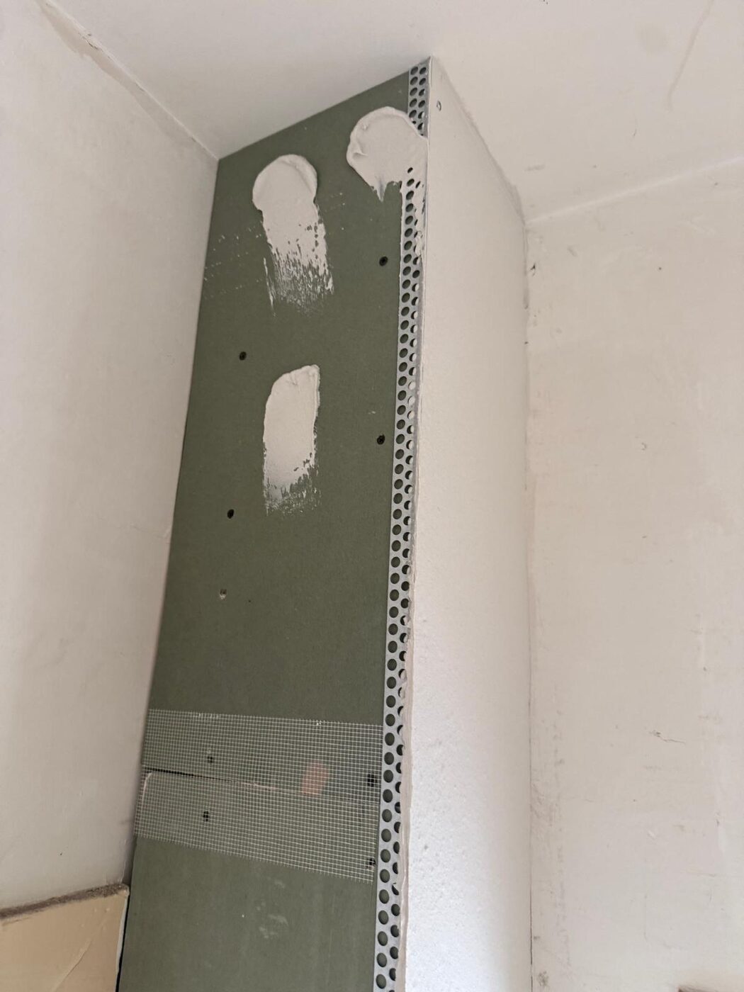 Hallway with a new front door and plastering in Nieuwegein area, photo 2 of 2