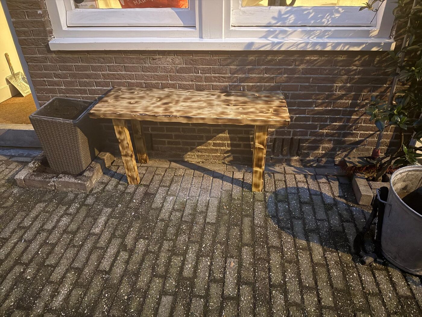 Nieuwegein ve çevresi bölgesinde Yakılmış ahşaptan dış mekân masası, fotoğraf 3/4